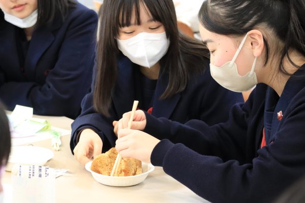 山梨英和高等学校1年生が本学に来校しました