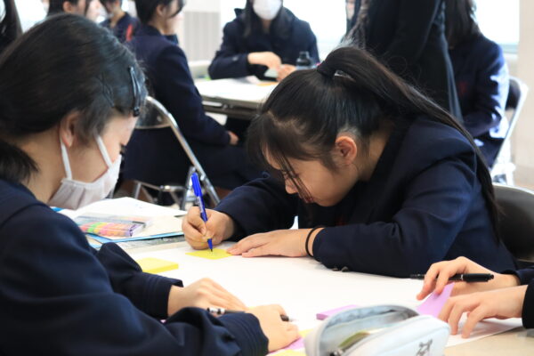 山梨英和高等学校1年生が本学に来校しました